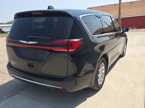 Used 2024 Chrysler Pacifica Touring-L FWD image 6