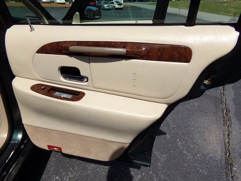 Used 2002 Lincoln Town Car Signature RWD image 55