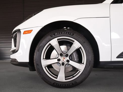 Certified 2023 Porsche Macan AWD/4WD image 24