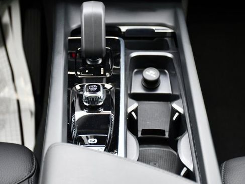 Certified 2025 Volvo XC60 B5 Plus image 25