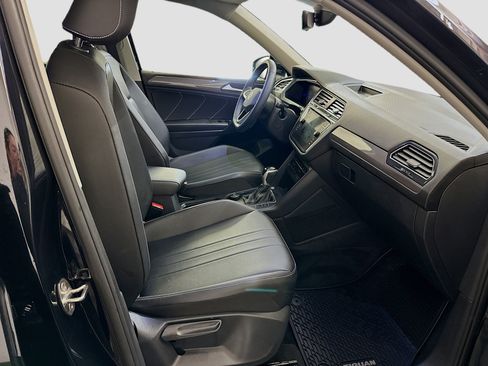 Used 2023 Volkswagen Tiguan SE w/ Panoramic Sunroof Package image 32