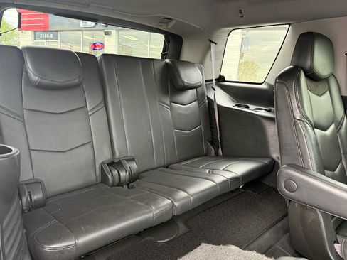 Used 2017 Cadillac Escalade Luxury AWD/4WD image 14