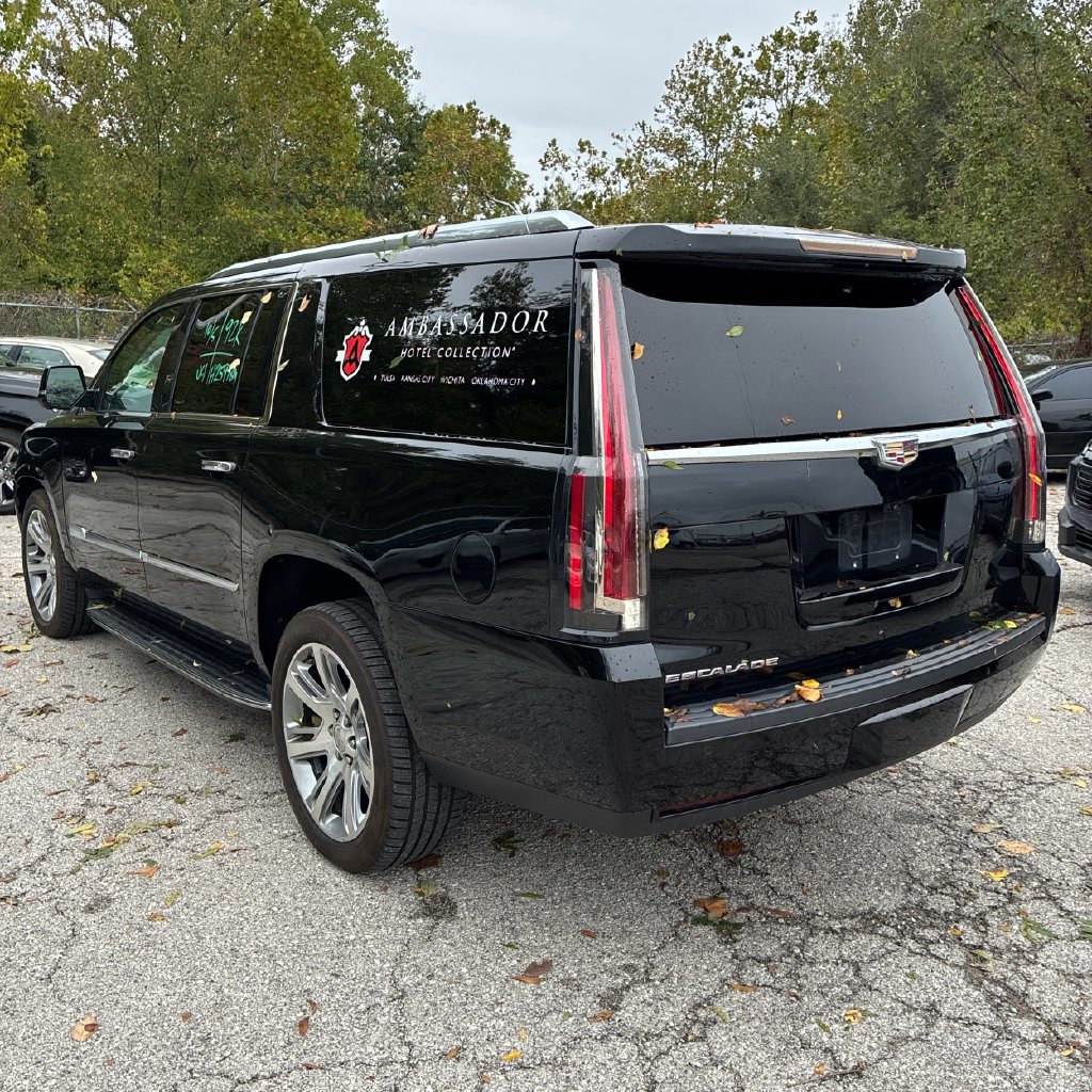 Used 2018 Cadillac Escalade ESV Luxury AWD/4WD image 2