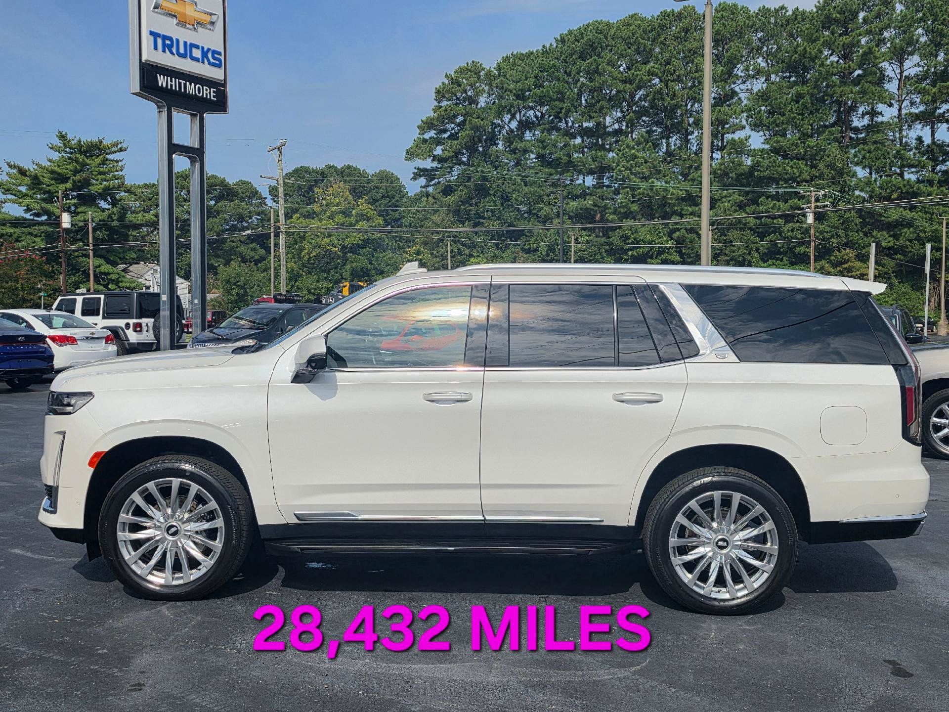 Used 2022 Cadillac Escalade Premium Luxury AWD/4WD image 2