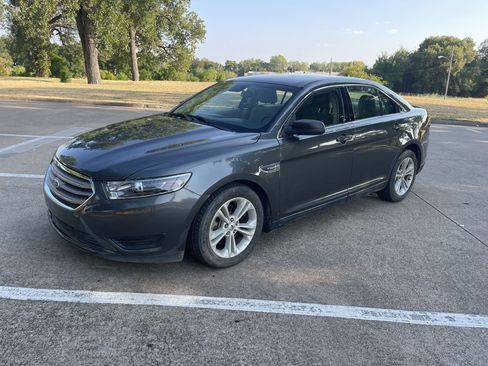 Used 2015 Ford Taurus SE image 1