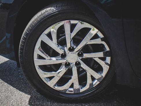Used 2019 Toyota Corolla LE FWD image 3