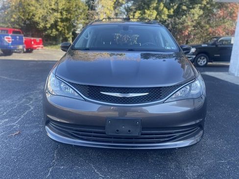 Used 2017 Chrysler Pacifica Touring image 3