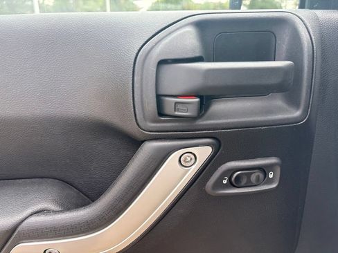 Used 2015 Jeep Wrangler Unlimited Rubicon w/ Connectivity Group AWD/4WD image 11
