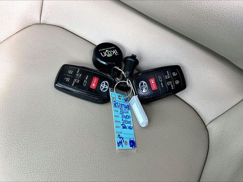 Used 2024 Toyota Sienna XLE FWD image 15