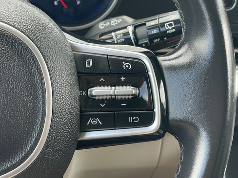 Used 2023 Kia Carnival LX image 26