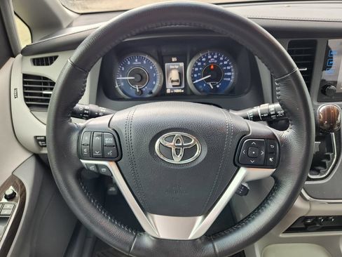 Used 2015 Toyota Sienna XLE w/ XLE Navigation Package FWD image 17