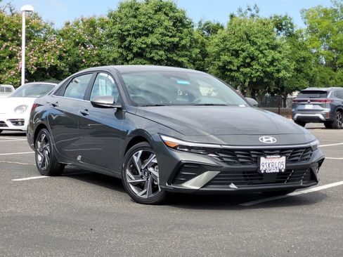 Used 2025 Hyundai Elantra SEL FWD image 2