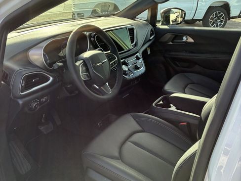New 2026 Chrysler Pacifica Select image 12