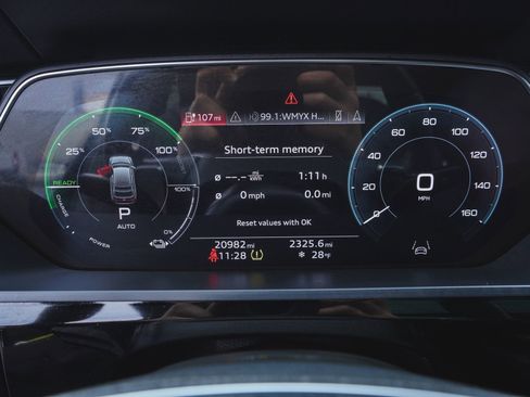 Used 2023 Audi e-tron S Premium Plus image 17