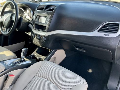 Used 2020 Dodge Journey SE image 24