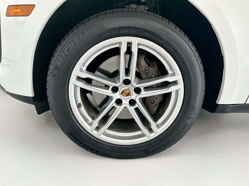 Certified 2023 Porsche Macan AWD/4WD image 30