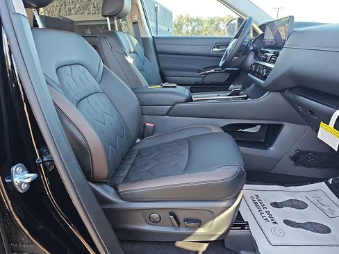 New 2026 Nissan Pathfinder Platinum w/ Accent Package FWD image 13
