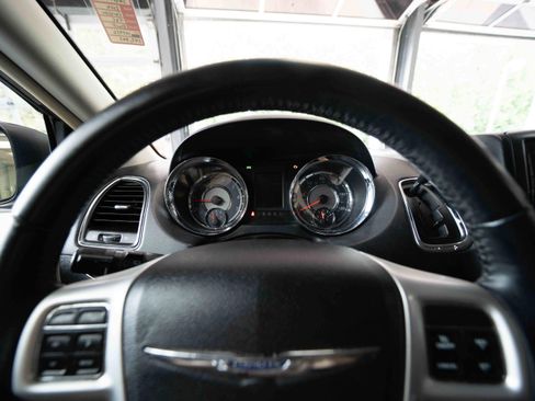 Used 2016 Chrysler Town & Country Touring FWD image 14