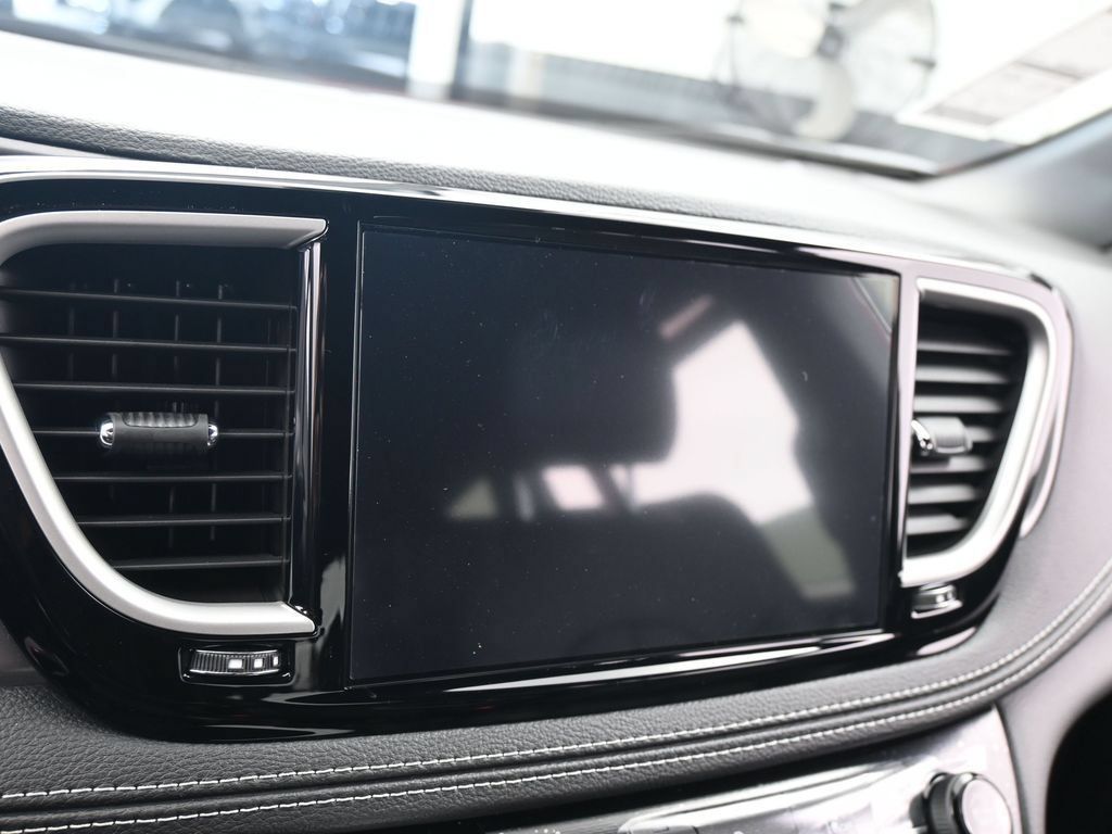 New 2026 Chrysler Pacifica Select FWD image 17