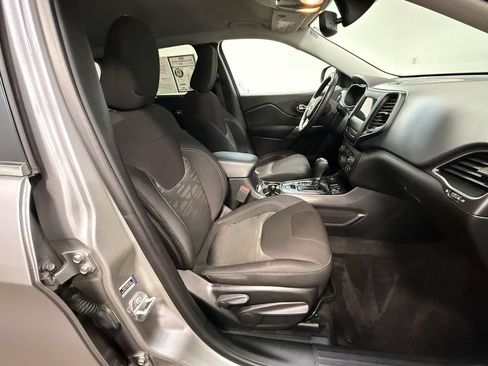 Used 2019 Jeep Cherokee Latitude w/ Comfort & Convenience Group AWD/4WD image 13