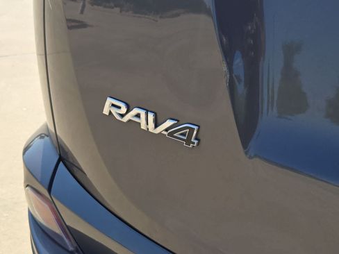 Used 2018 Toyota RAV4 XLE FWD image 12