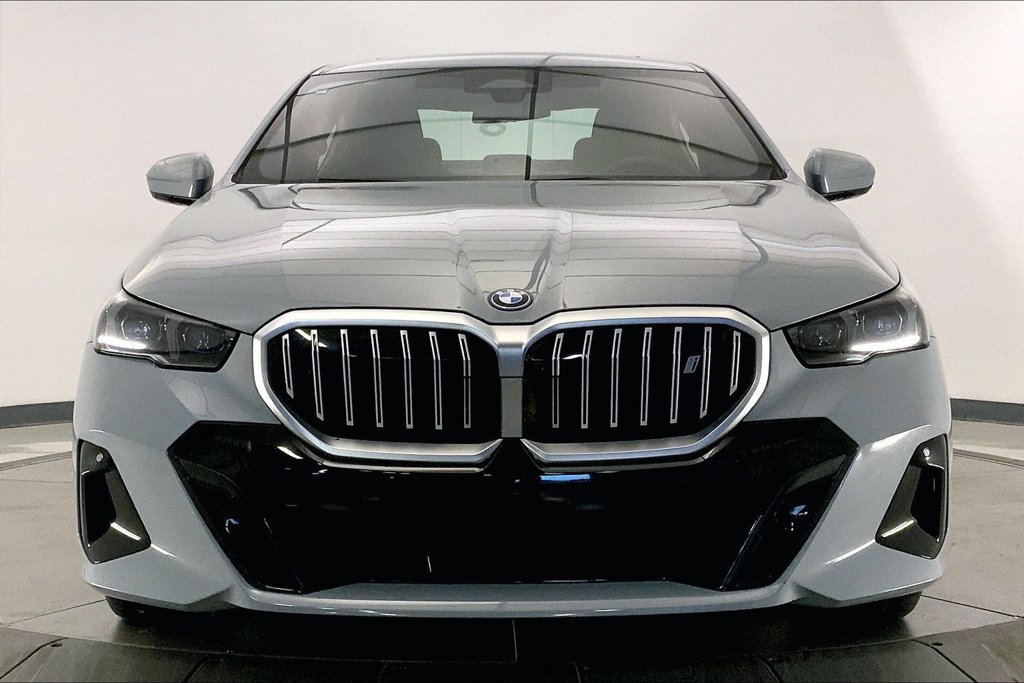 Used 2025 BMW i5 xDrive40 w/ M Sport Package AWD/4WD image 2