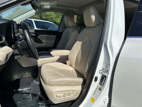 Used 2021 Toyota Highlander XLE image 11