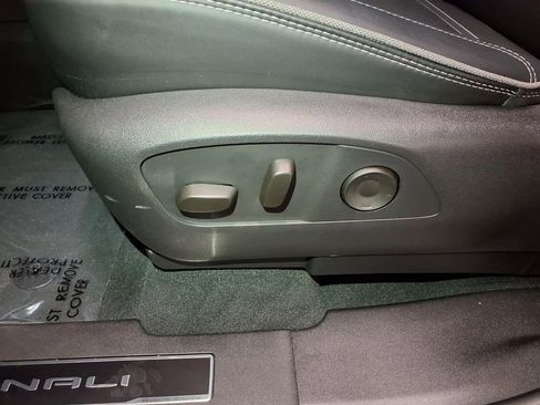 Used 2025 GMC Sierra EV Denali AWD/4WD image 18
