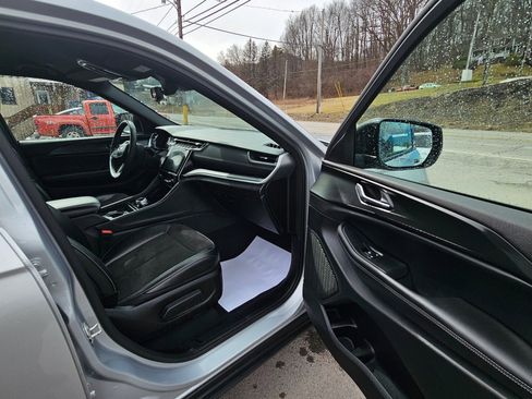 Used 2024 Jeep Grand Cherokee L Laredo image 10