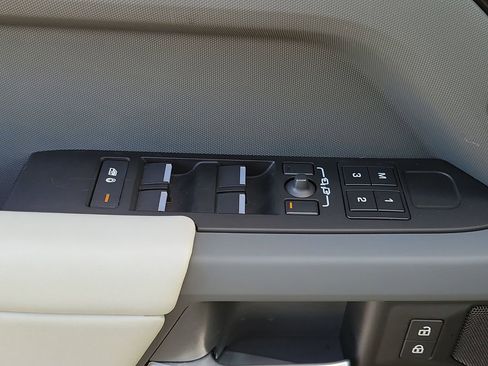 Used 2025 Land Rover Defender 130 S image 28