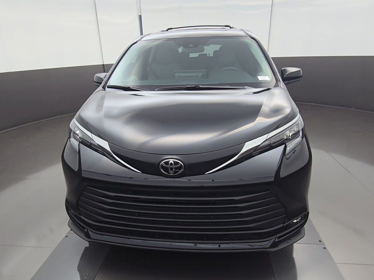 New 2026 Toyota Sienna XLE FWD image 2