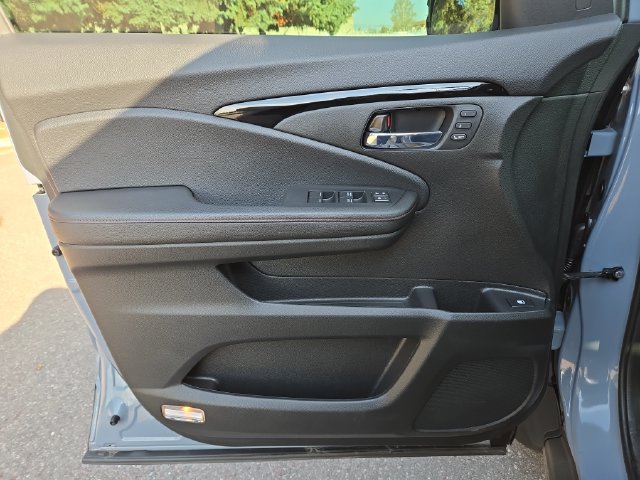 Used 2025 Honda Ridgeline Black Edition image 16