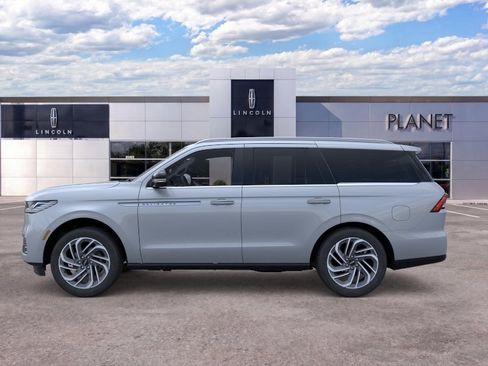 New 2026 Lincoln Navigator Reserve AWD/4WD image 3