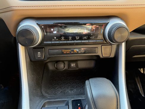 Used 2019 Toyota RAV4 LE image 18