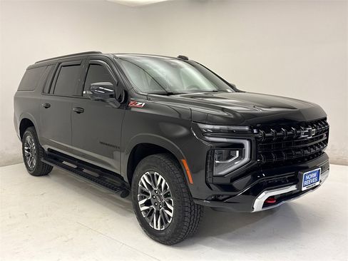 Used 2025 Chevrolet Suburban Z71 w/ Comfort Package image 4