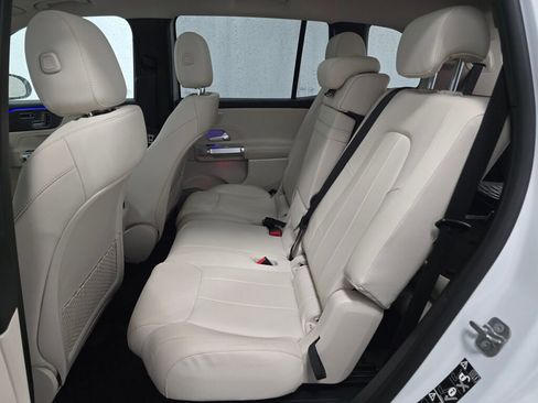 Used 2023 Mercedes-Benz GLB 250 4MATIC w/ Premium Package image 18