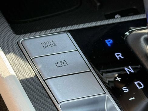 Certified 2025 Hyundai Elantra Limited FWD image 36