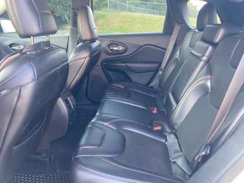 Used 2019 Jeep Cherokee Trailhawk w/ Comfort/Convenience Group AWD/4WD image 4