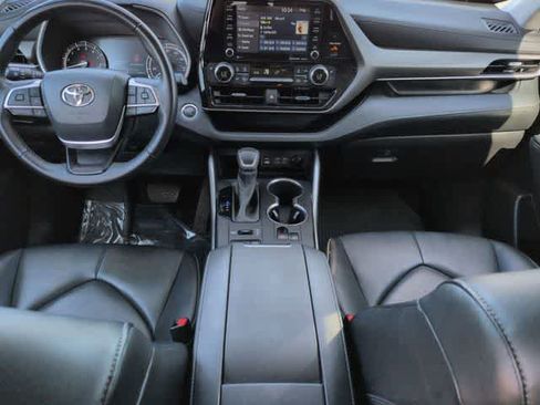 Used 2022 Toyota Highlander XLE AWD/4WD image 15