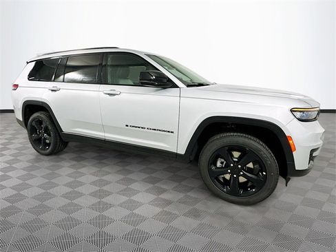 New 2025 Jeep Grand Cherokee L Altitude image 3