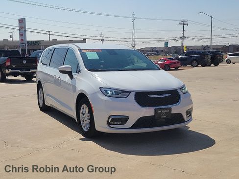 Used 2023 Chrysler Pacifica Touring-L FWD image 1