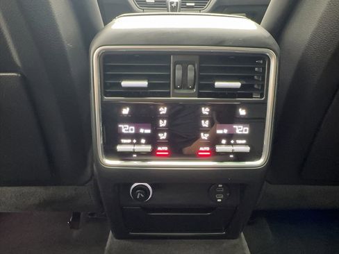 Used 2023 Porsche Cayenne Platinum Edition image 40