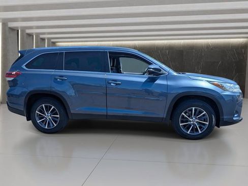 Used 2019 Toyota Highlander XLE AWD/4WD image 7