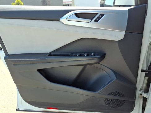 Used 2025 Volkswagen Taos SE FWD image 21