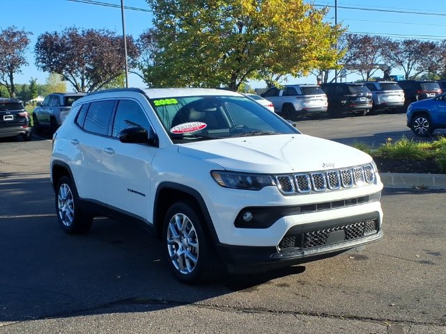 Used 2023 Jeep Compass Latitude AWD/4WD image 3