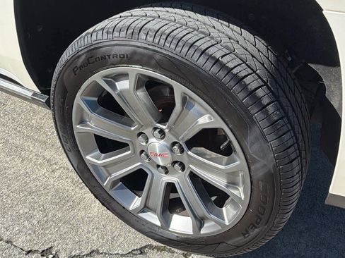 Used 2015 GMC Yukon Denali w/ Premium Package image 10