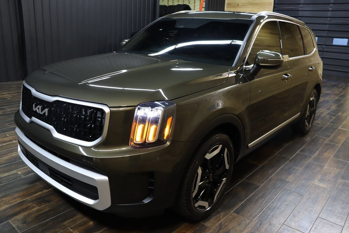 Used 2024 Kia Telluride EX w/ EX Captain's Chair Package FWD image 6