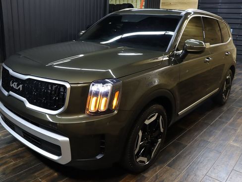 Used 2024 Kia Telluride EX w/ EX Captain's Chair Package FWD image 6
