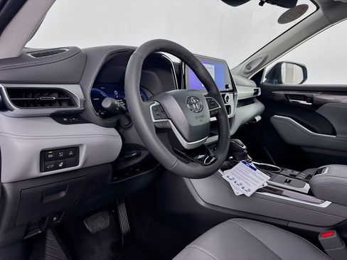 New 2026 Toyota Highlander Platinum image 11