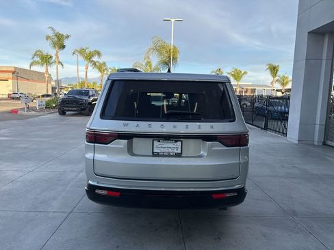 Used 2024 Jeep Wagoneer L Series II w/ Flexible Seating Group AWD/4WD image 7